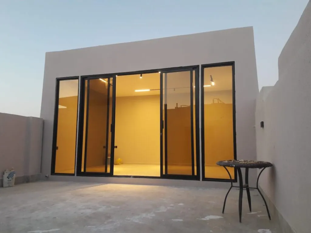 مجالس خارجية واجهات زجاج - تصميمات عصرية من مظلات وسواتر القاسم الحديثة